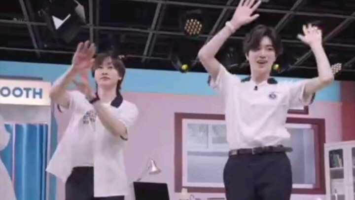 Pertunjukan tari Lee Hyuk Jae (banyak menarikan tarian generasi kedua, selamanya gee hahaha)