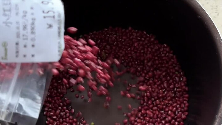 Milk-flavored red bean buns—so delicious, awesome! Da Lang really does have a blueberry brain; he ab