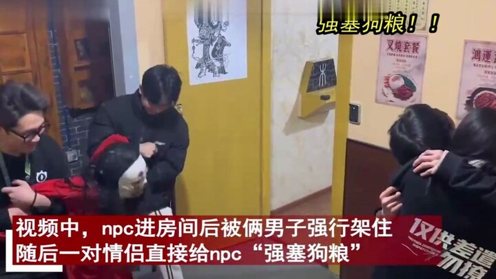 Khách hàng lừa NPC vào phòng rồi ép cho ăn “cẩu lương”, NPC giãy giụa, gào thét trong cơn xúc động c