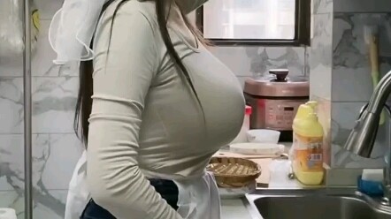 Cô gái biết nấu ăn