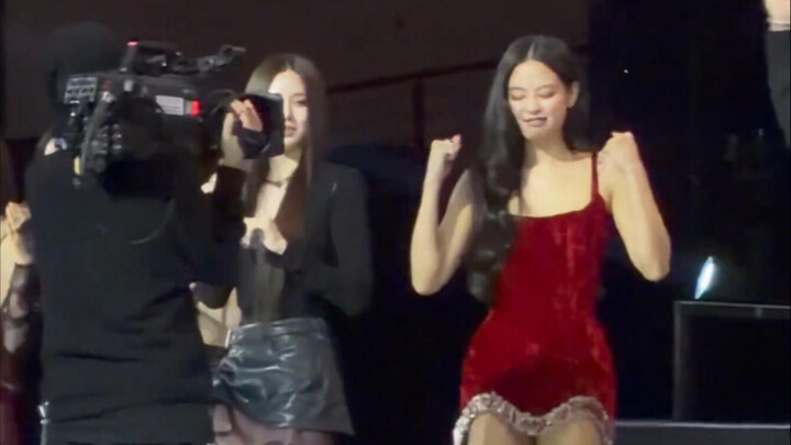Jennie vừa nhận giải cá nhân xong, khi quay lại thì nghe thấy phản ứng của BLACKPINK lúc lên nhận gi