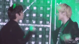 [fancam] 111215 SHINee kim brother cross + talking @ Lotte Free Christmas Concert