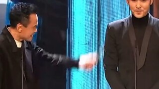 这三鞭子真的非常绝妙，化解了十年的嫌隙。