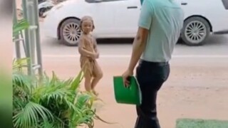 เด็กผู้หญิงตกลงไปในสระน้ำ