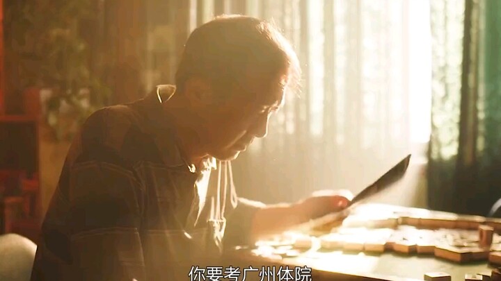 Bố bảo con gái bỏ học để livestream kiếm tiền, nhưng cô giáo lại bán cả nồi niêu xoong chảo để hỗ tr