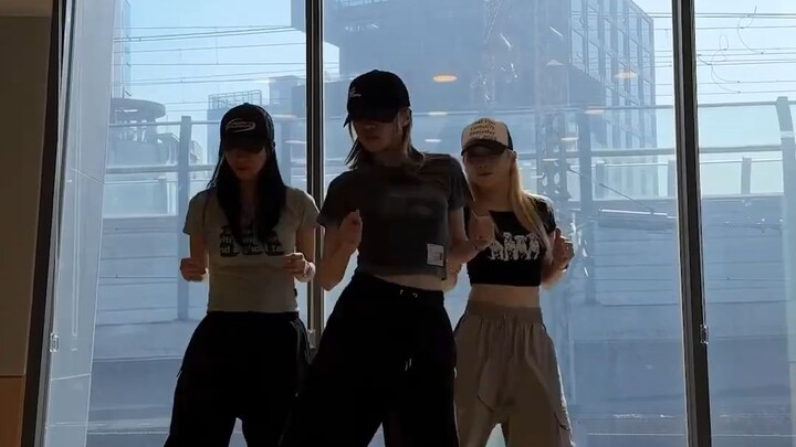 (G)I-DLE Song Yuqi + VIVIZ Eunji thử thách cover ca khúc “to. x” của Girls’ Generation – Kim Taeyeon