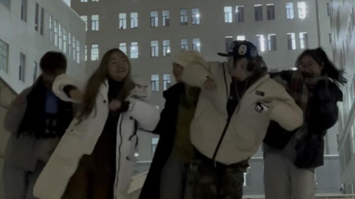 Snowing in Harbin Institute of Technology! Why not call your friends to dance this cute kicking danc