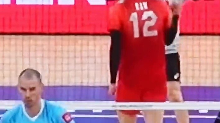 The power of the men's volleyball fake spike and real pass tactics is so great