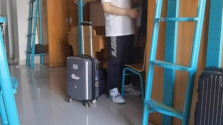 Bạn cùng phòng xem phim khiêu dâm bị bắt, bị buộc thôi học, rồi bước vào một thế giới tràn ngập ánh 