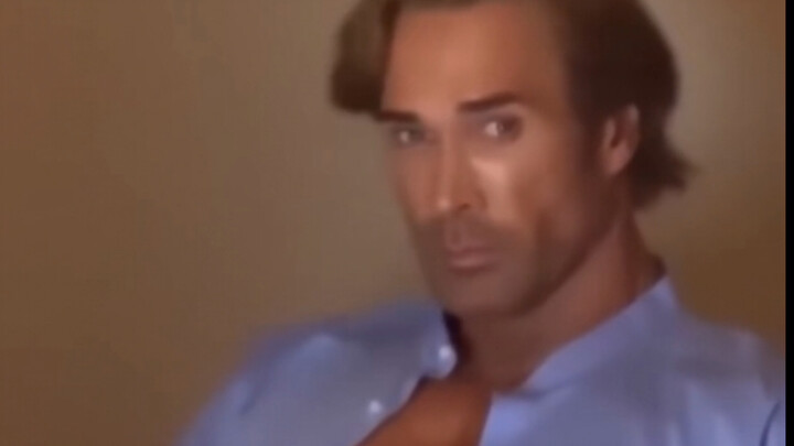 Kamar kosan lagi sepi, jadi aku hadiahin diri sendiri: