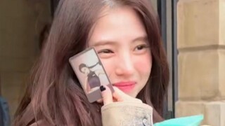 巴黎偶遇韩素希，送了一张jennie小卡！还是劳拉妮！