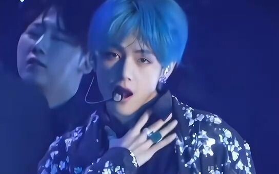 Se-stabil apapun penggemar fanatik, tetap tak bisa menahan pesona satu pandangan dari Kim Taehyung.