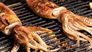 Cái vỉ nướng này đã lên lớp patina rồi, mỗi ngày phải nướng bao nhiêu mực vậy nhỉ