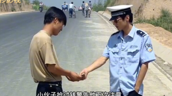 穷小子捡来一身制服，冒充交警上街开罚单，实现了阶级跨越#影视剪辑#