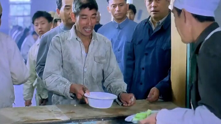 Perdana Menteri Zhou pertama kali datang ke kantin para pekerja untuk mengambil makanan