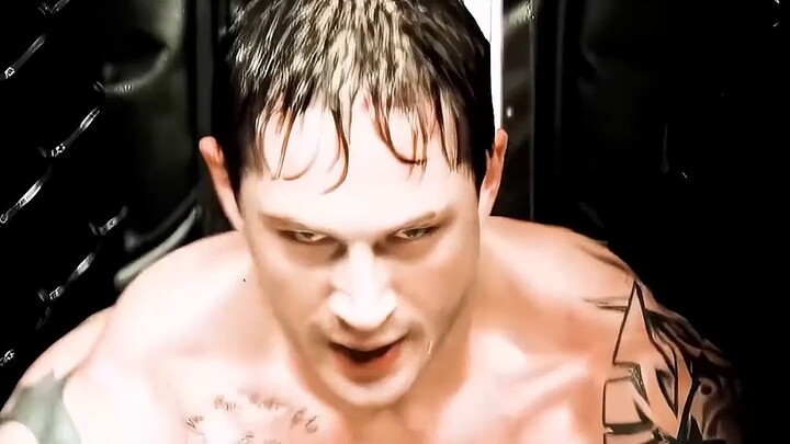 ผู้ชายที่มีกล้ามเนื้อเดลตอยด์ด้านข้างสุดเพอร์เฟกต์—ทอม ฮาร์ดี!