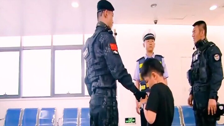Đánh vào cảnh sát sẽ giúp tăng tốc độ phá án đấy