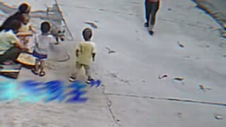 الطفل: أبي، متى سنتناول العشاء؟ والد الطفل: لا تقلق، انتظر عمك الكلب ليأتي إلى الطاولة!