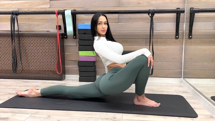 Young Lady's Yoga Art (19)