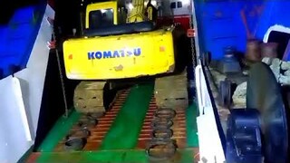 DETIK DETIK EXCAVATOR NAIK KAPAL PADA MALAM HARI