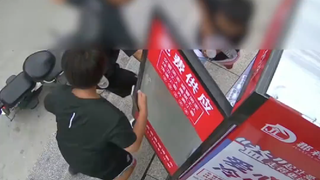 天津。一群少年多次到爱心水站，将冷饮全部拿空后才离开，爱心水站：能咋办？别浪费就行。