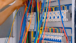 老师傅现场操作配电箱接线，新手看到这么多线会一头雾水，其实很简单！