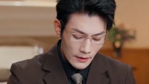 CEO alergi semua orang, tapi sejak menyentuh sekretaris baru, ia ingin menciumnya