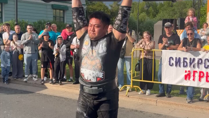 In the Siberian Strongman Mixed Press competition, I’m the only Chinese athlete. The pace of the eve