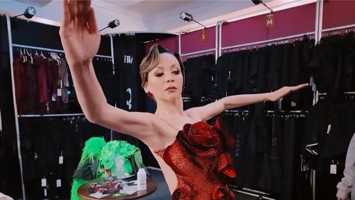 Wang Lin traveled to the UK for the competition all by herself, while Aunt Xue, once she donned her 