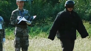 Chú chó quân đội bất ngờ mất kiểm soát và cắn trọng tài, vua chó bật chế độ gian lận để cứu cả trận 