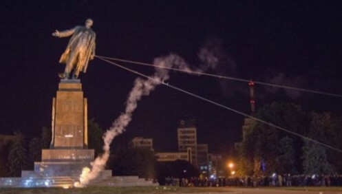 Real footage of the violent demolition of Lenin's statue by Ukrainians in 2014. People set fire and 