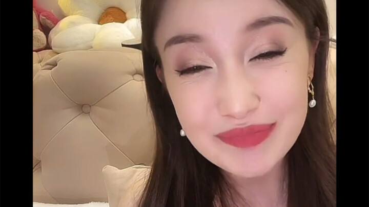 他或许把吃的东西拉空了才上的飞机