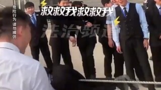 拔河比赛现场，小伙开场就被“拔飞”网友:这是一种战术