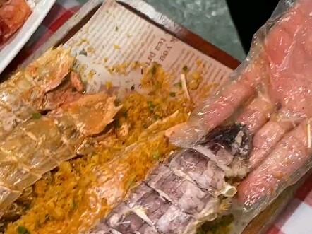 Thì ra tôm càng xanh được bóc như thế này