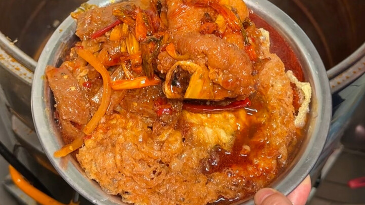 บะหมี่กุ้งตัวเล็กเผ็ดจัดจ้านบนท้องถนนเมืองหลิวโจว ถึงเวลาแล้ว! สั่งมาหนึ่งชามเต็มๆ