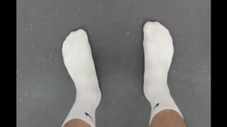 A Tsinghua rich kid actually does THIS on the subway? OOTD = naked body in the subway~