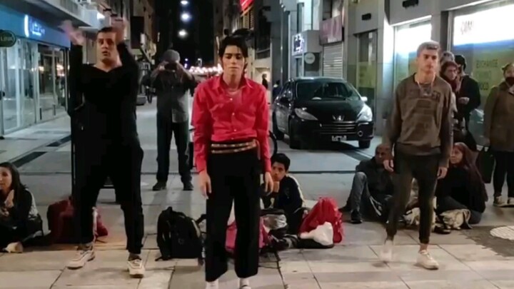 Michael Jackson Impression Street Performance: "Thriller"