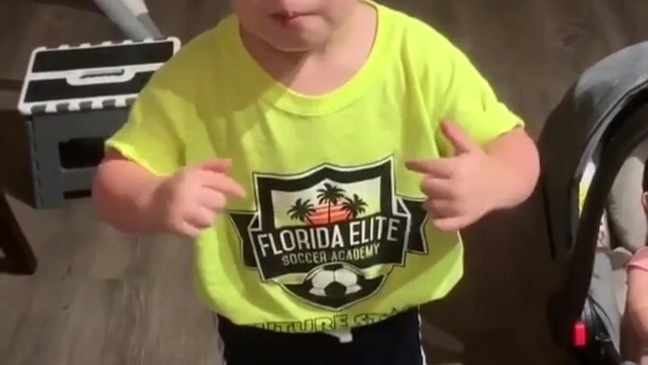 A 2-year-old baby "complains" that mom went to work without giving a kiss—this baby talk is just too