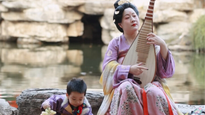 Bé con đưa mẹ xuyên không, tự tay vẽ pháp khí; đến nơi thì mặt mày ngơ ngác, còn mẹ thì điềm tĩnh ch