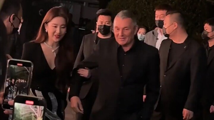 “CEO Bulgari đích thân khoác tay “thần tiên tỷ tỷ”, khí thế bừng bừng!”