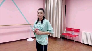第一次尝试《玛尼情歌》！努力成为唱跳选手的乌兰托娅