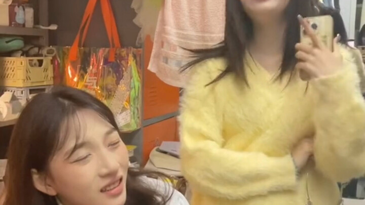 Orang lain cemburu: Bisa enggak kamu jangan terlalu dekat sama dia? Cruahku cemburu: Aku malah cukup