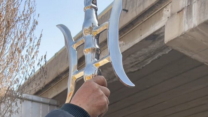 Clutching the Fangtian Halberd in hand! I am the ever-lost Zilong!