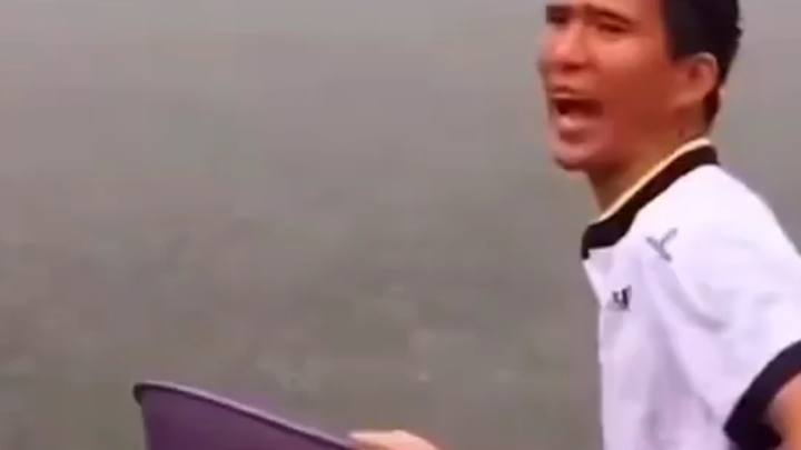 Ayo, cebokin aja, kalau kamu nggak mau berhenti ngecebok, nanti aku yang cebokin sampai patah!