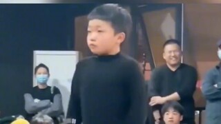 Cậu bé lần đầu tiên bước lên sân khấu để tham gia một cuộc thi khiêu vũ và cậu bé đã rất lo lắng đến