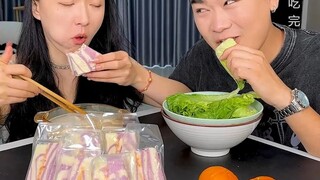 #ساندويتش حشوة البطاطا الحلوة ولحم الخنزير المبشور ببين بين تصرف هذه المرة بذكاء زائف، لكنه لم يكتشف