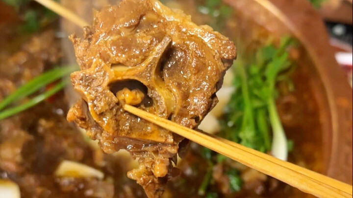 Musim dingin datang, makan hot pot daging kambing dengan tulang rusuk, lalu bakar beberapa tusuk sat