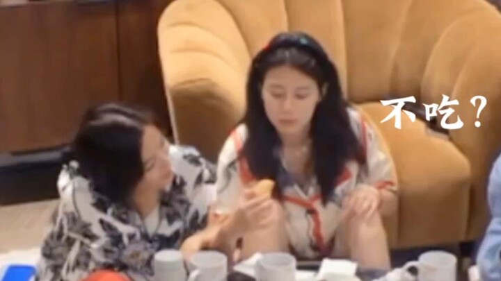 Zhao Zhaoyi, after having her arm held down, thought for three seconds and chose to stretch her neck