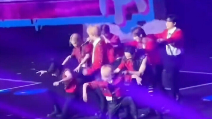 【هان جي سونغ】 غلّط في غناء السطر الأول من 143 باللغة اليابانية ثم كرّس الشعار!