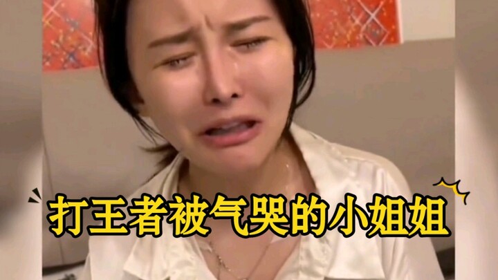 Funny video: He said the chicken's movements on his phone are even better than mine!!